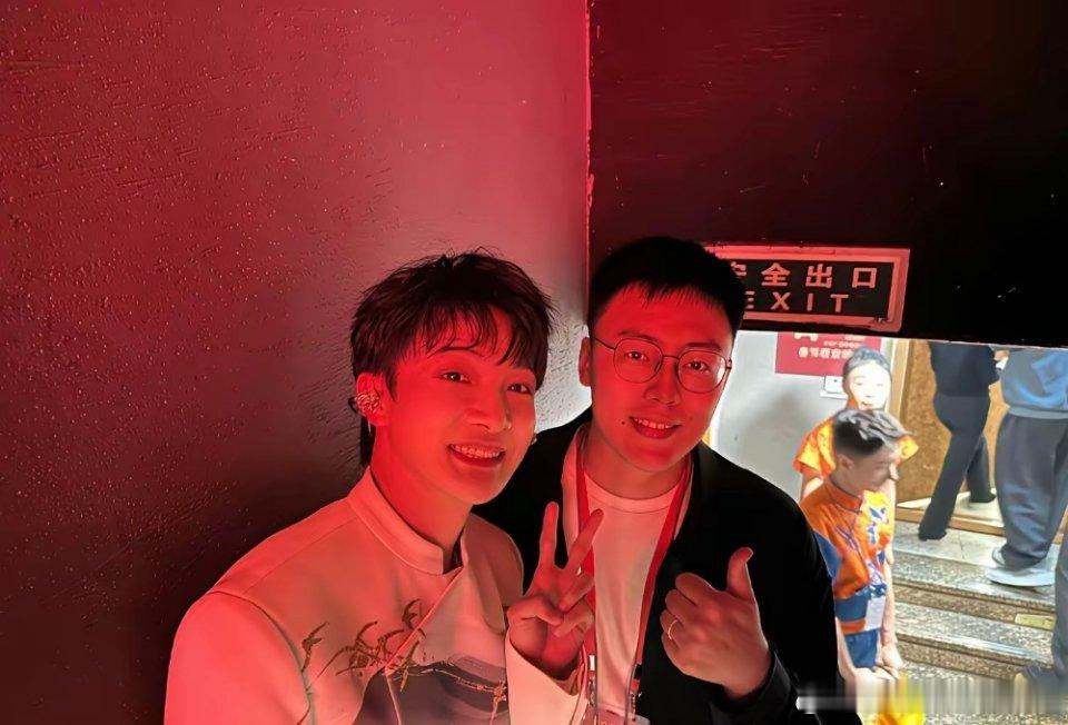 5600块钱，撕开了娱乐圈多少“人精”的遮羞布？春晚刚散场，周深扭头就折了回去