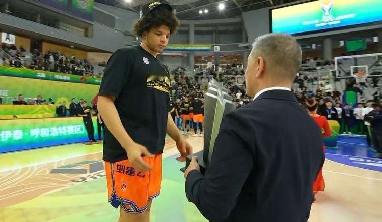 洛夫顿成为MVP，不单打独斗就越发可爱，上海外援给CBA标杆性惊喜就战斗类