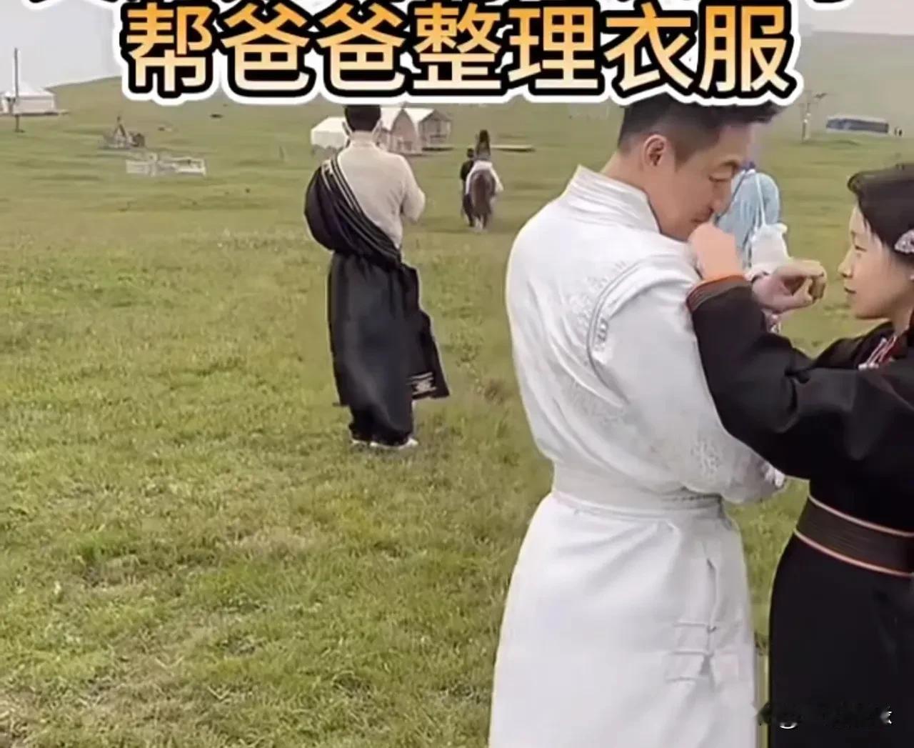 看哭！小玥儿给爸爸质整理衣服，爸爸宠爱腻的眼神看着女儿，这一幕太温馨了，汪小菲