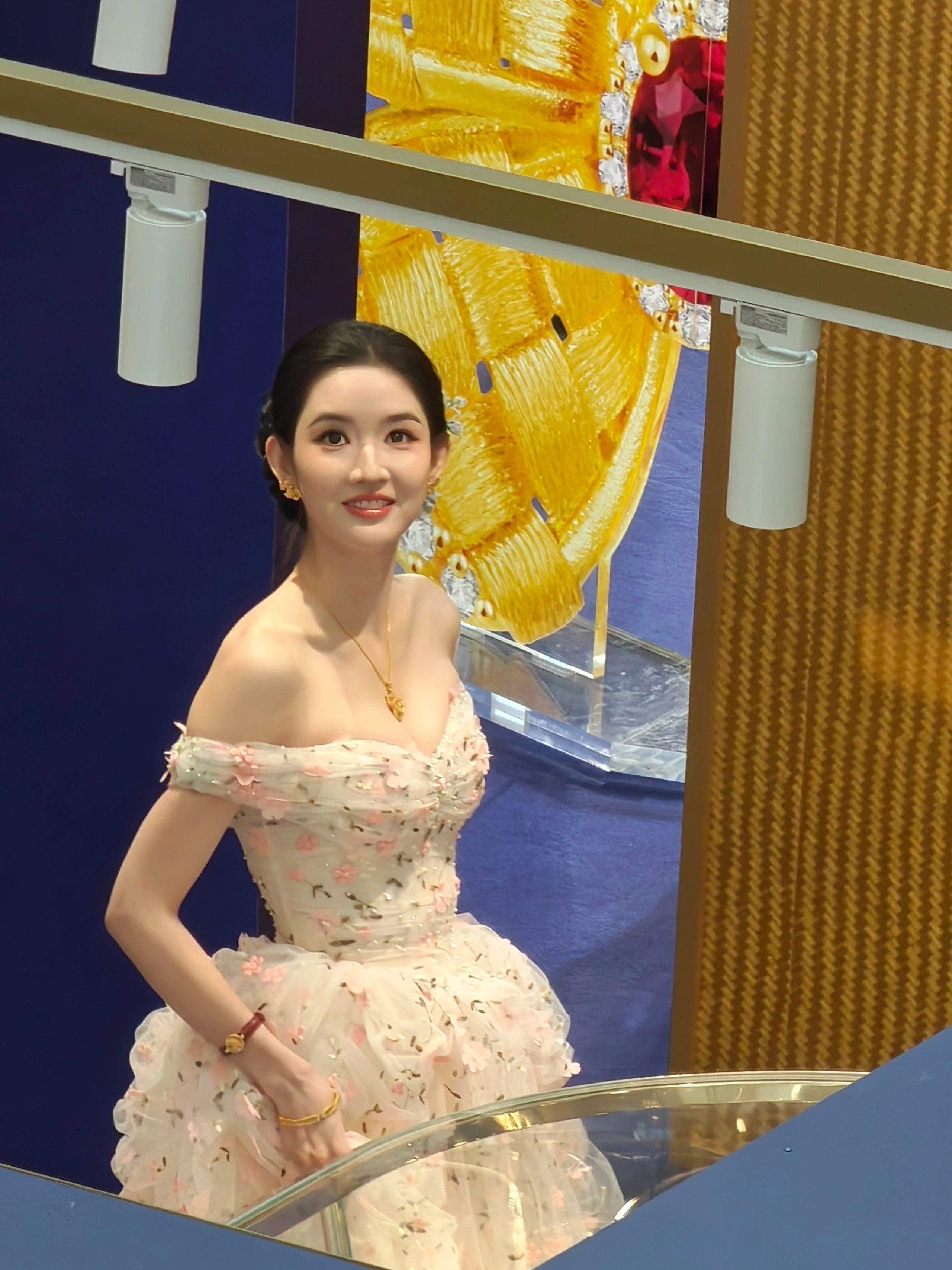 王玉雯线下活动生图📷朋友在现场用手机拍的