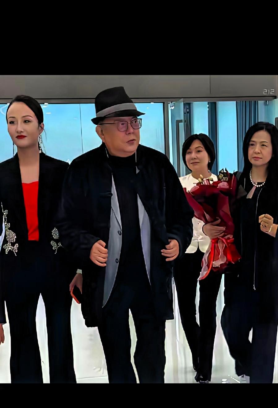 ​​79岁王刚和小20岁妻子的退休生活，真让人羡慕！王刚常飞美国去看女儿，儿子