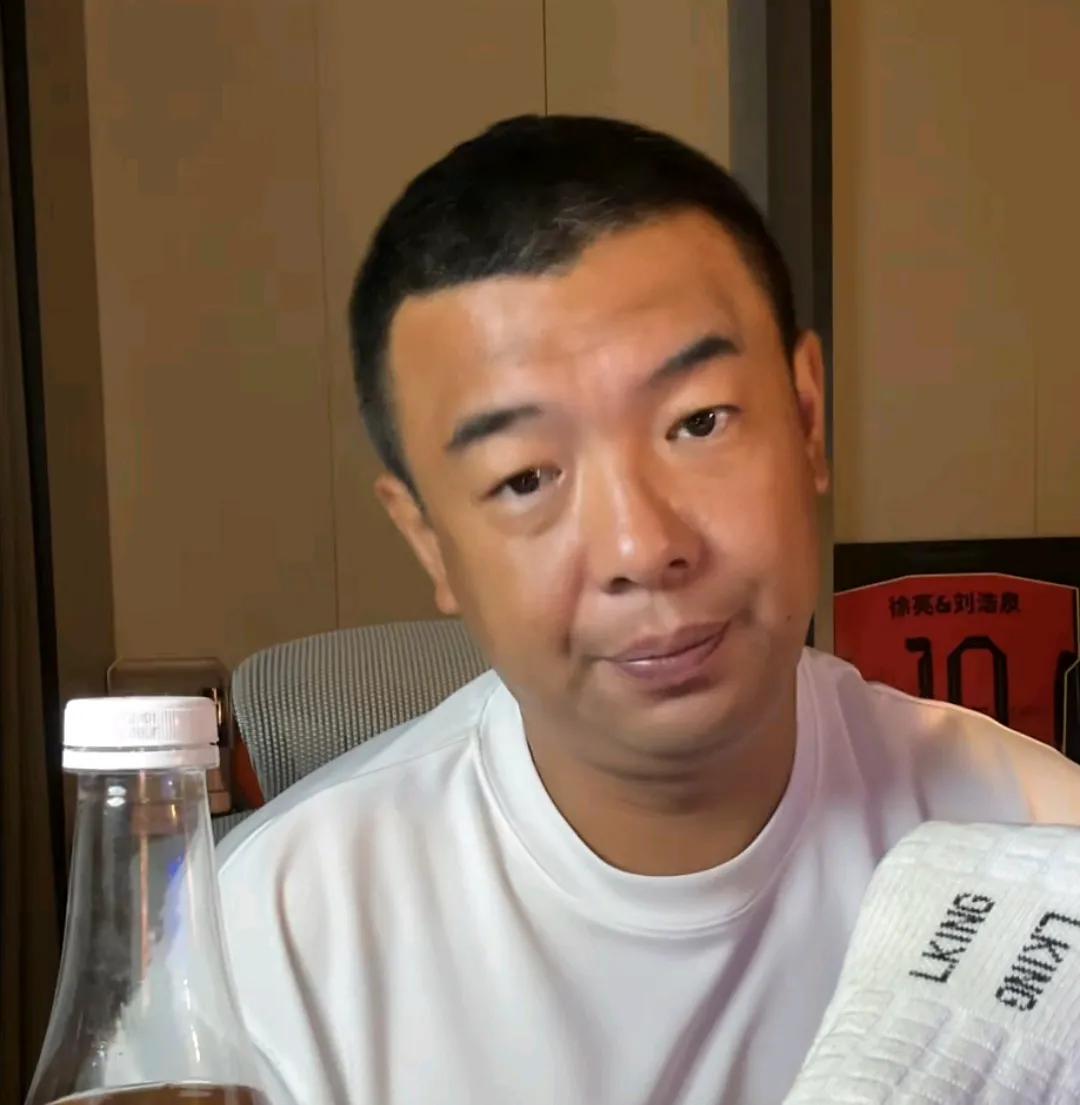 前国脚徐亮在直播间语出惊人。他在直播时对球迷表示，很多带队比赛的教练总以为自己