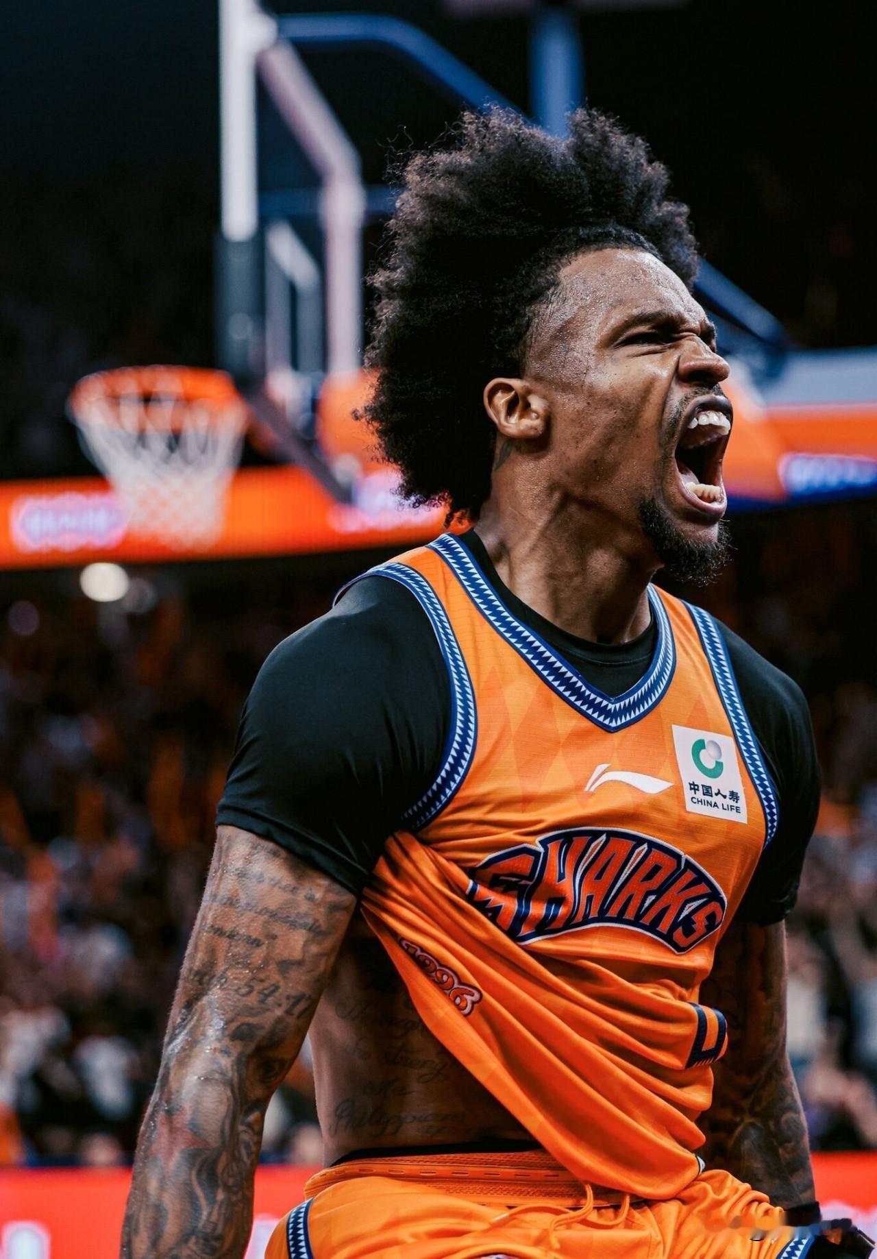 CBA不好打呀，拉塞尔CBA首秀半场13中3仅得8分！在今晚进行的CBA新赛