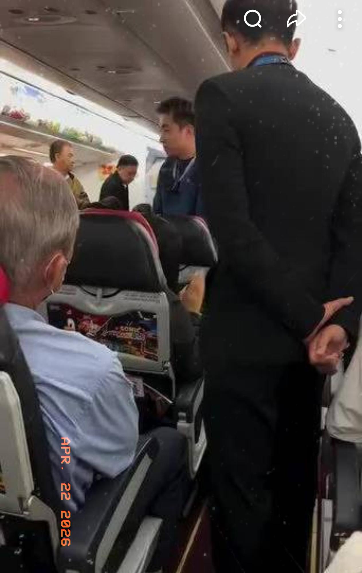 重庆江北机场，一名女子在亚航航班上给朋友打电话，因声音稍大被旁边的马来西亚女乘客