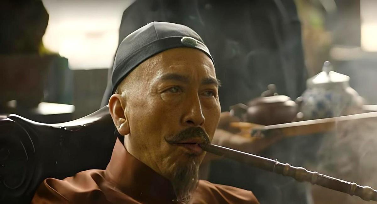 一天，辜鸿铭正在西餐厅里慢条斯理地切着牛排，旁边两个北大学生用英文小声嘀咕：瞧这