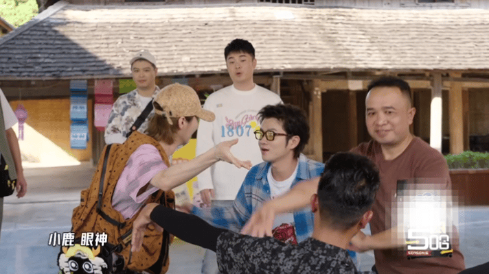 鹿晗忘记队友了哈哈哈哈哈学舞的时候，鹿晗的“选择性失忆”发作了——只记得老师，