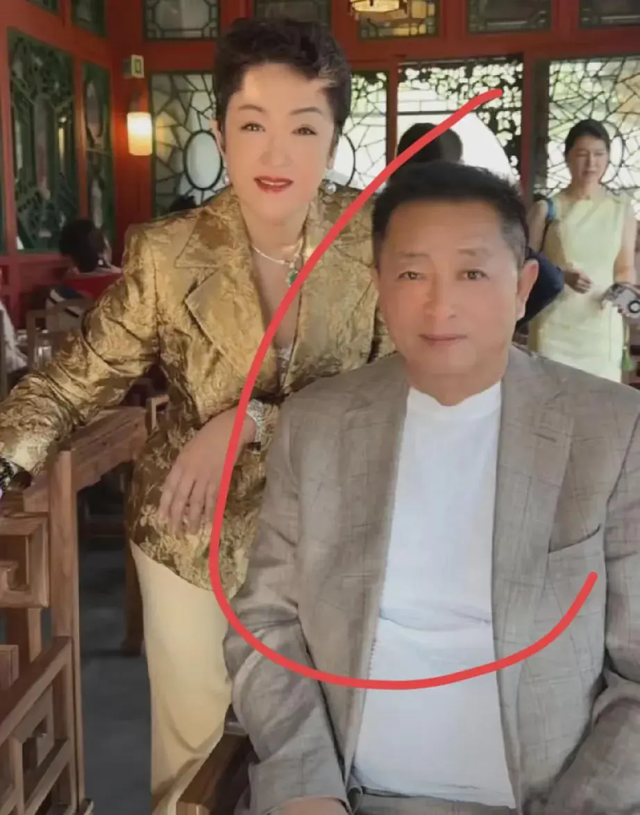 汪小菲结婚，刷到他爸爸，长的也老帅了，汪小菲和他爸爸长的贼像。看汪小菲妈妈和