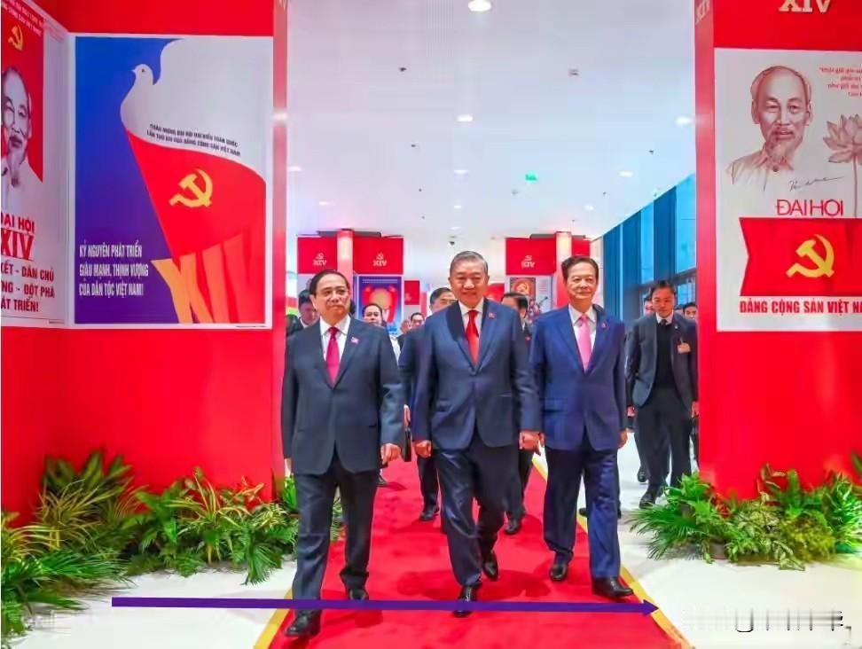 相当对称的政治走位，走在苏林左右两边的分别是范明政与阮晋勇，一位是即将成为前总理