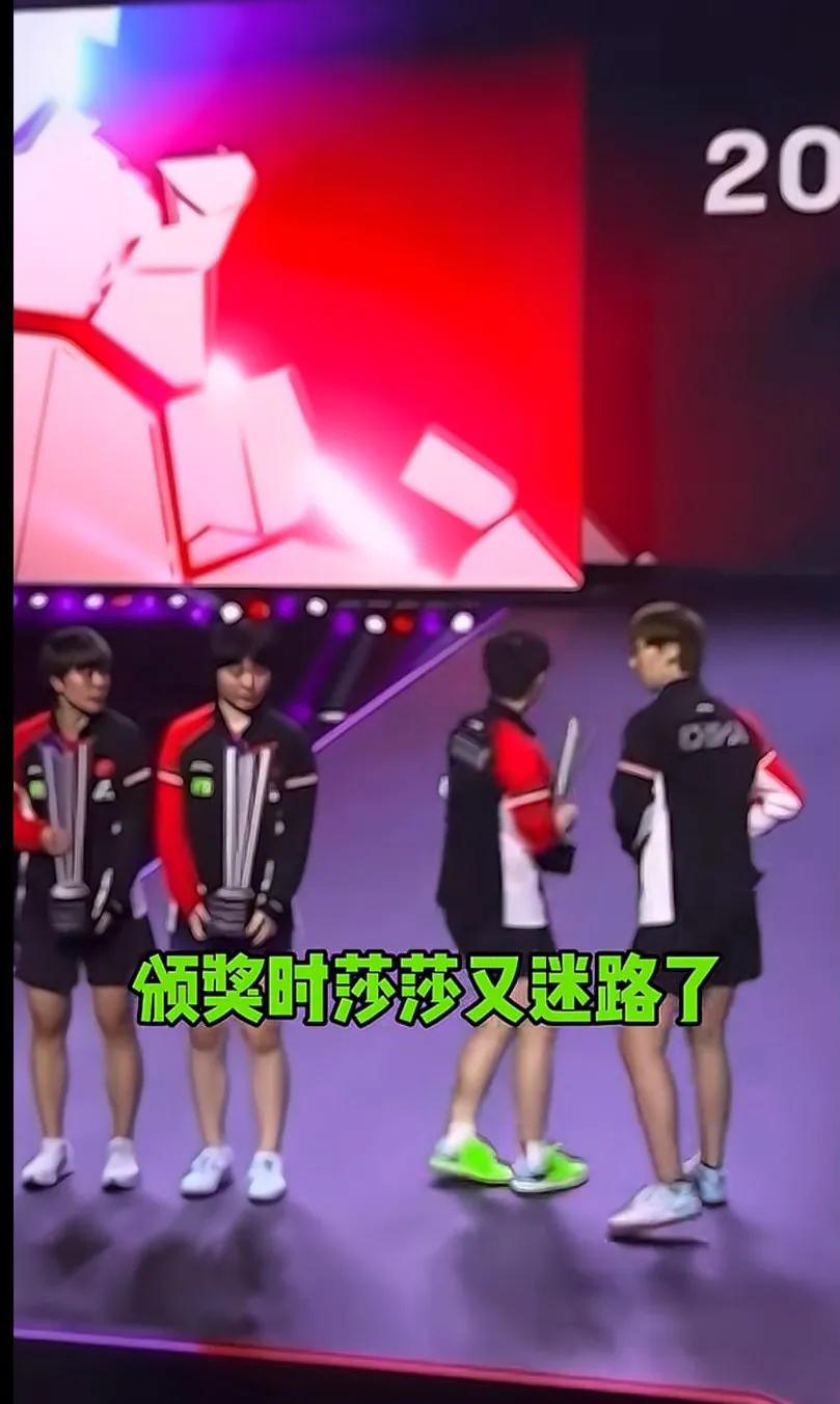 哈哈哈！莎莎你逗死我了，总走冠军路，头一次拿亚军还不习惯呢〈姐妹花一起太可爱了