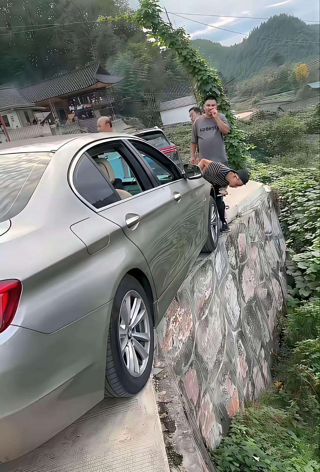 碰到这种情况怎么办？居然有人说往左打方向盘，如果真这样干右前轮立马掉下去，这辆车