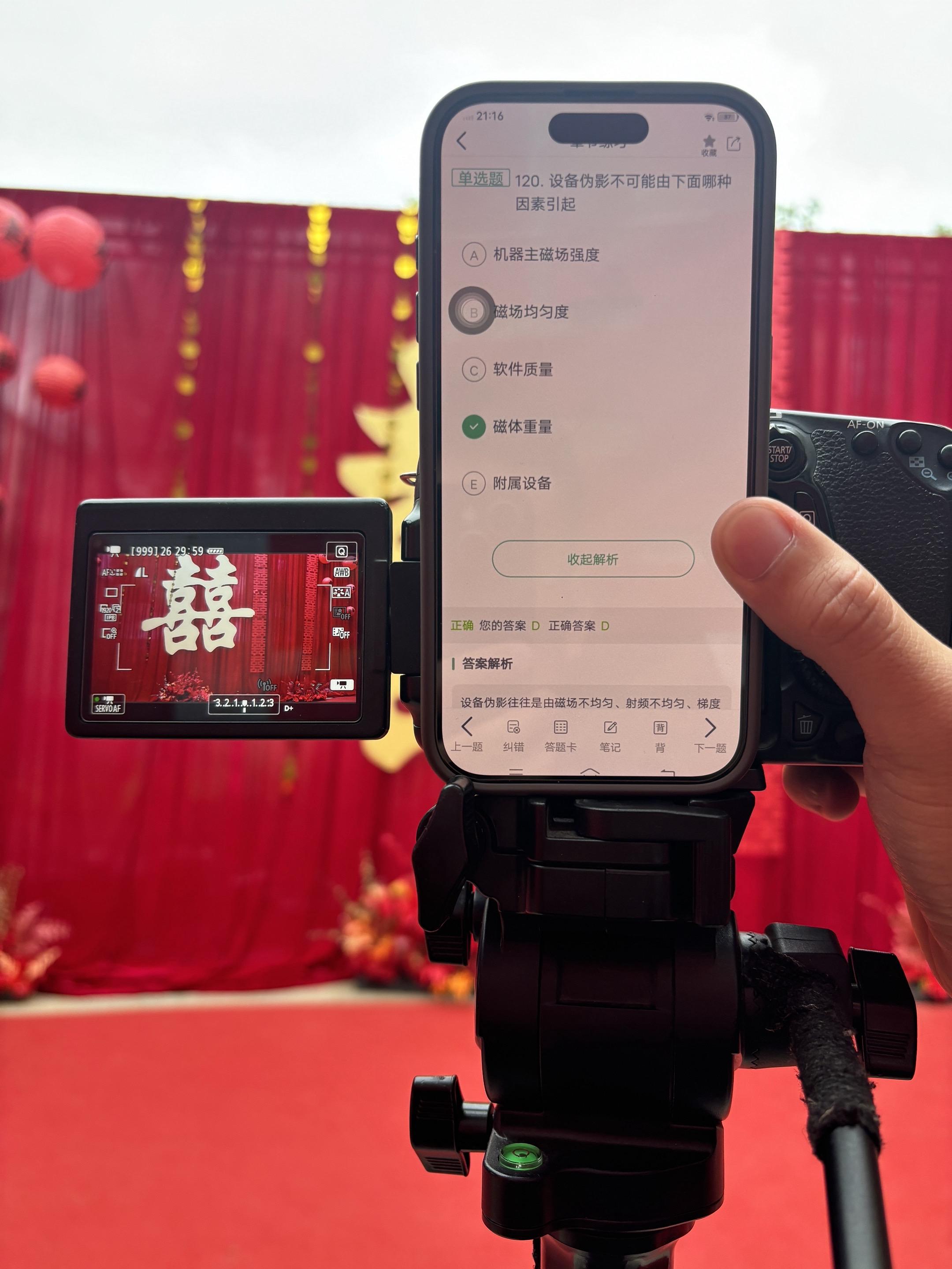 从白大褂到摄像机，用镜头记录爱情 曾经在X光下观察生命 如今用镜头记录...