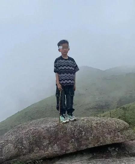 失联50多天的福建8岁男孩终终于被找到了。在山涧中被发现，从外貌上已经分辨不出