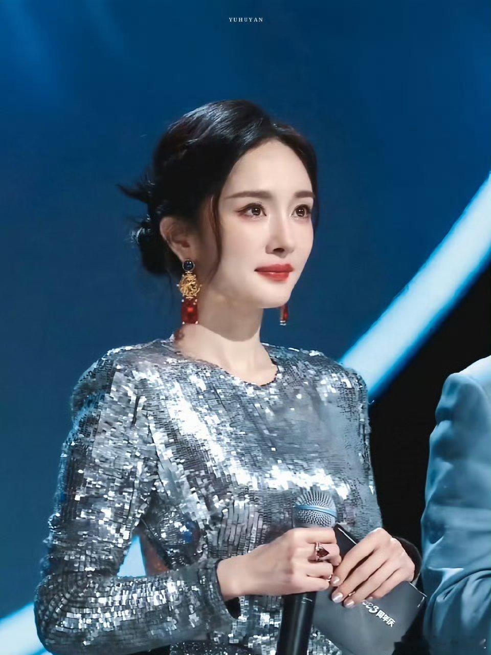 三年前的今天,杨幂首次出席王者荣耀共创之夜,那一晚实在闪耀啊