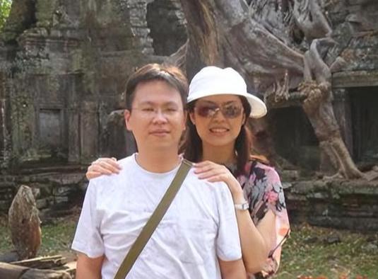 查了查郑丽文的老公，这不查不知道，一查真是让我瞬间明白了许多。原来，她与丈夫过着