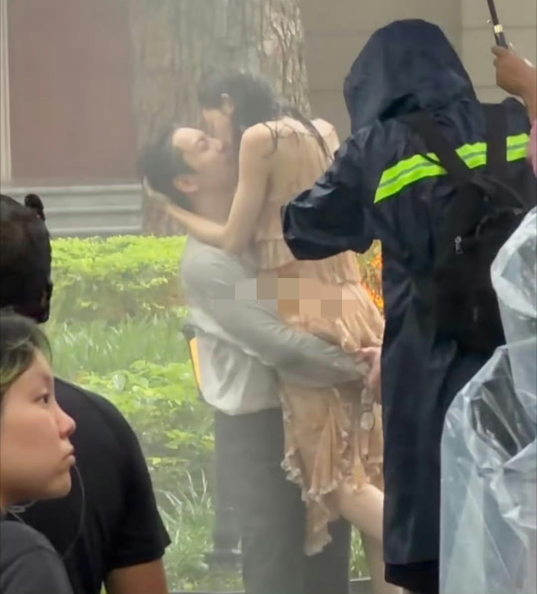 镜头前深情拥吻，镜头外脚趾抠出三室一厅😂谁懂啊！看着氛围感拉满的雨中吻戏，一