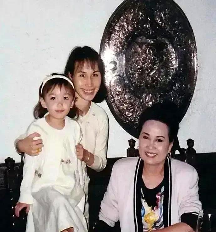 61岁仍掌千亿赌桌，何超凤离婚那天做了啥？她没哭，直接回公司签掉一份18亿