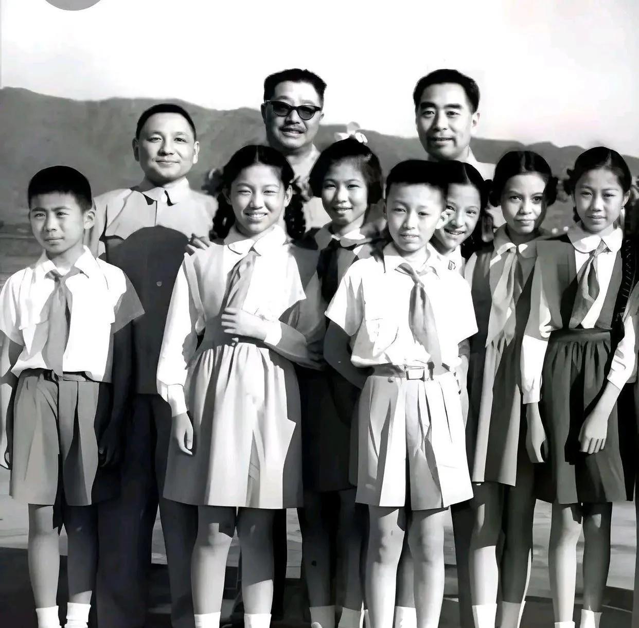 60年前中南海合影曝光！周总理系红领巾的男孩竟成卫星总师1961年盛夏，周恩来