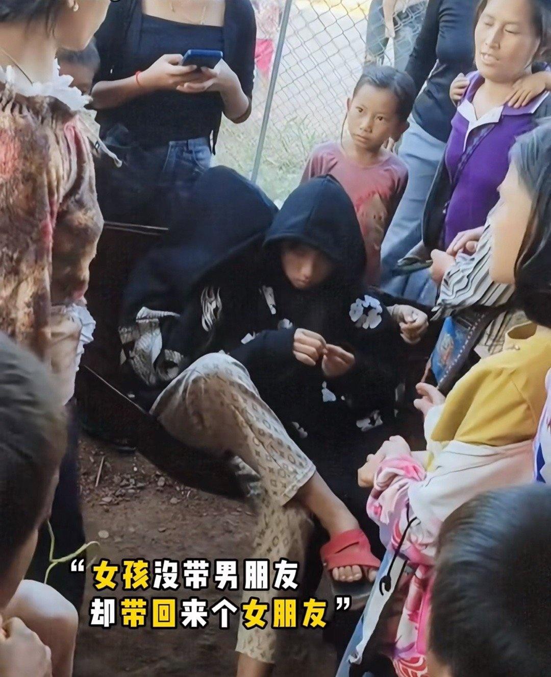 近日一女孩没带男朋友却带了个女朋友回来，遭到全村人的指责，你怎么看？​​​