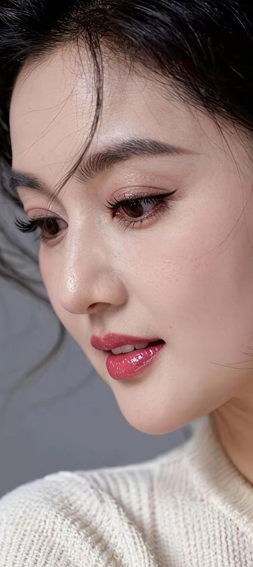 红唇轻启，似有千言。