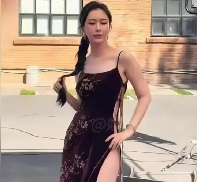 胳肢窝开到腰，她稳站C位田朴珺把旗袍撕到极限，绑带只缠三圈，腰窝全露。17