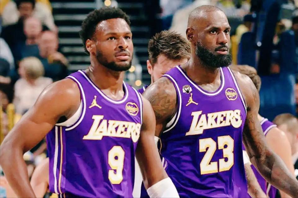 明眼人都能看出来，詹姆斯一直不肯退役，说到底就是放心不下儿子布朗尼。这场篮网