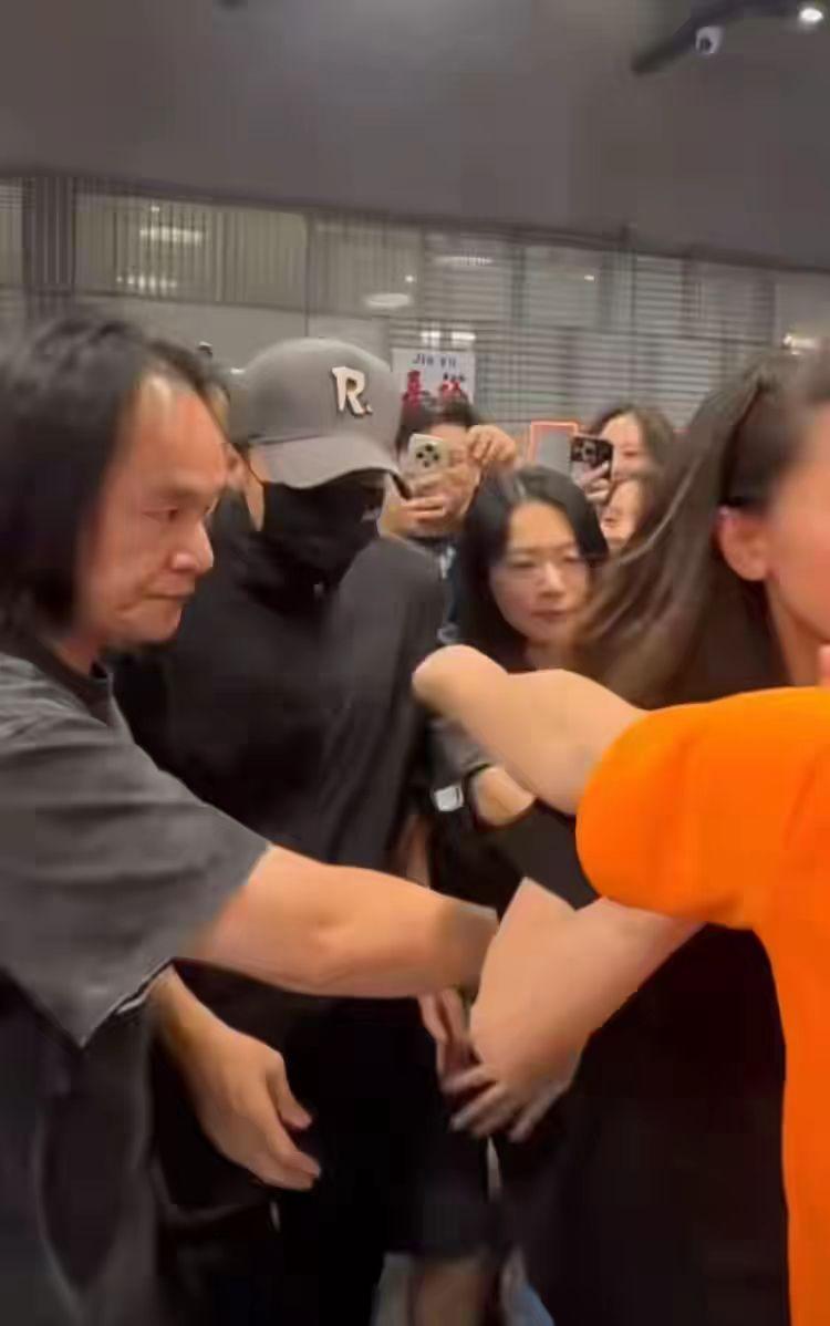 好夸张！谢霆锋带团队去大排档庆功，广州粉丝疯狂围堵，菜单曝光有点小气[捂脸哭][捂