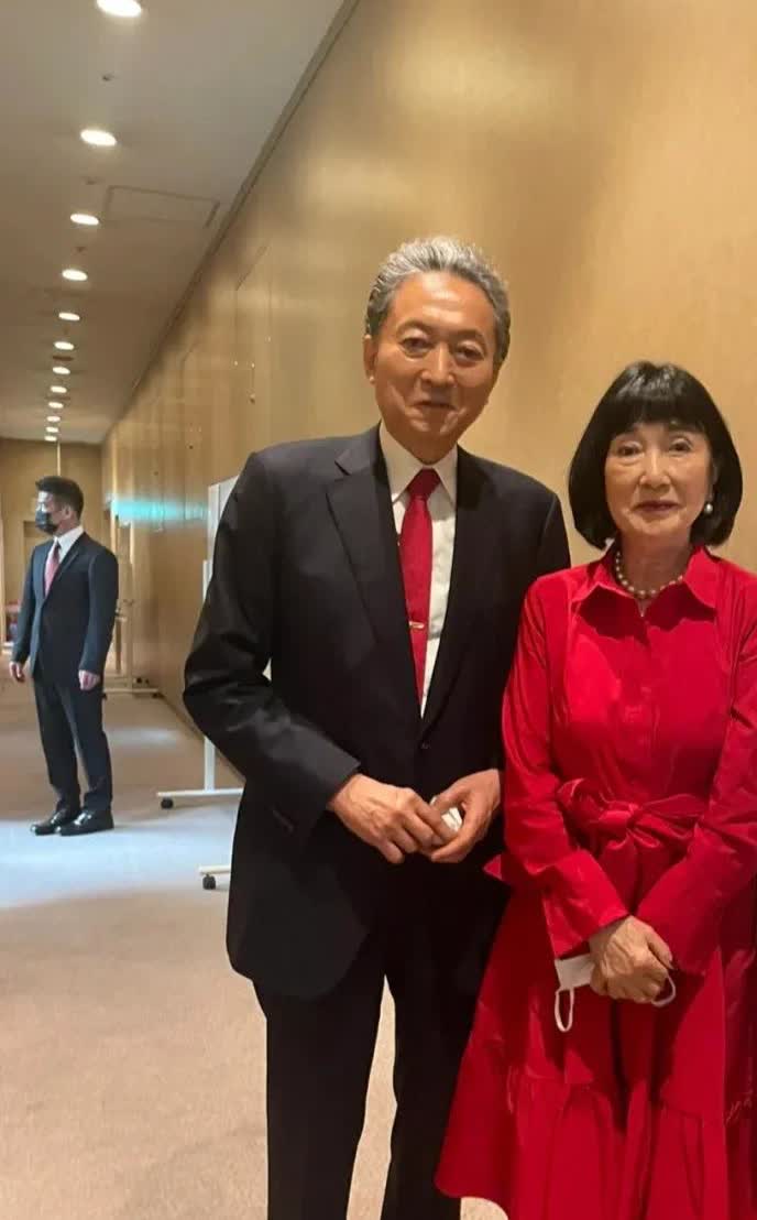 图：日本前首相鸠山由纪夫和妻子鸠山幸。日本也不是没有明白人儿，
