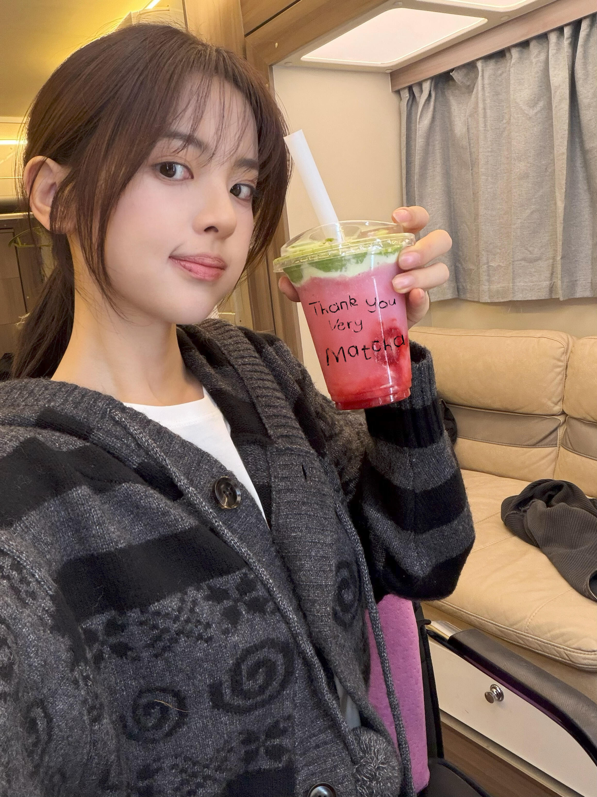 杨超越🍠更新“下午好呀😘”宝宝喝的什么，给我喝一口