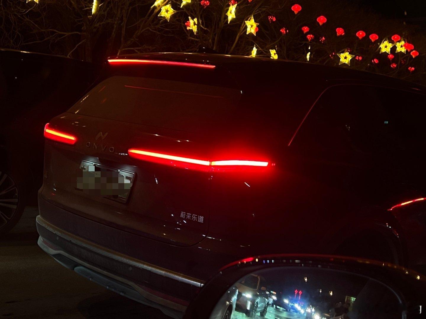 我上次说乐道l90侧围尾灯和背门尾灯趋势不顺滑，折痕很明显，图5之所以说【折痕