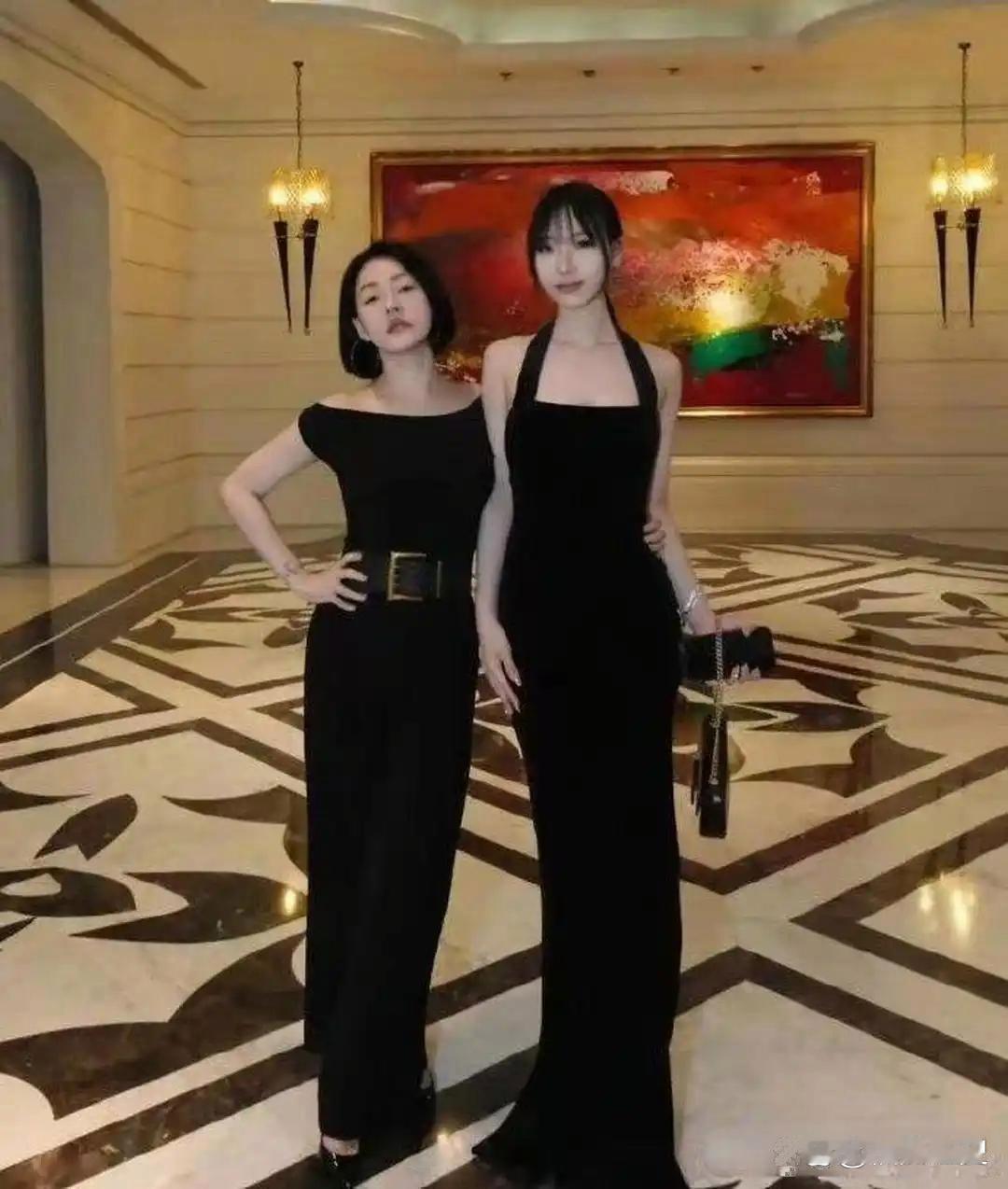 小s跟女儿合照，咋摆姿势都被女儿身高气质给比下去喽。