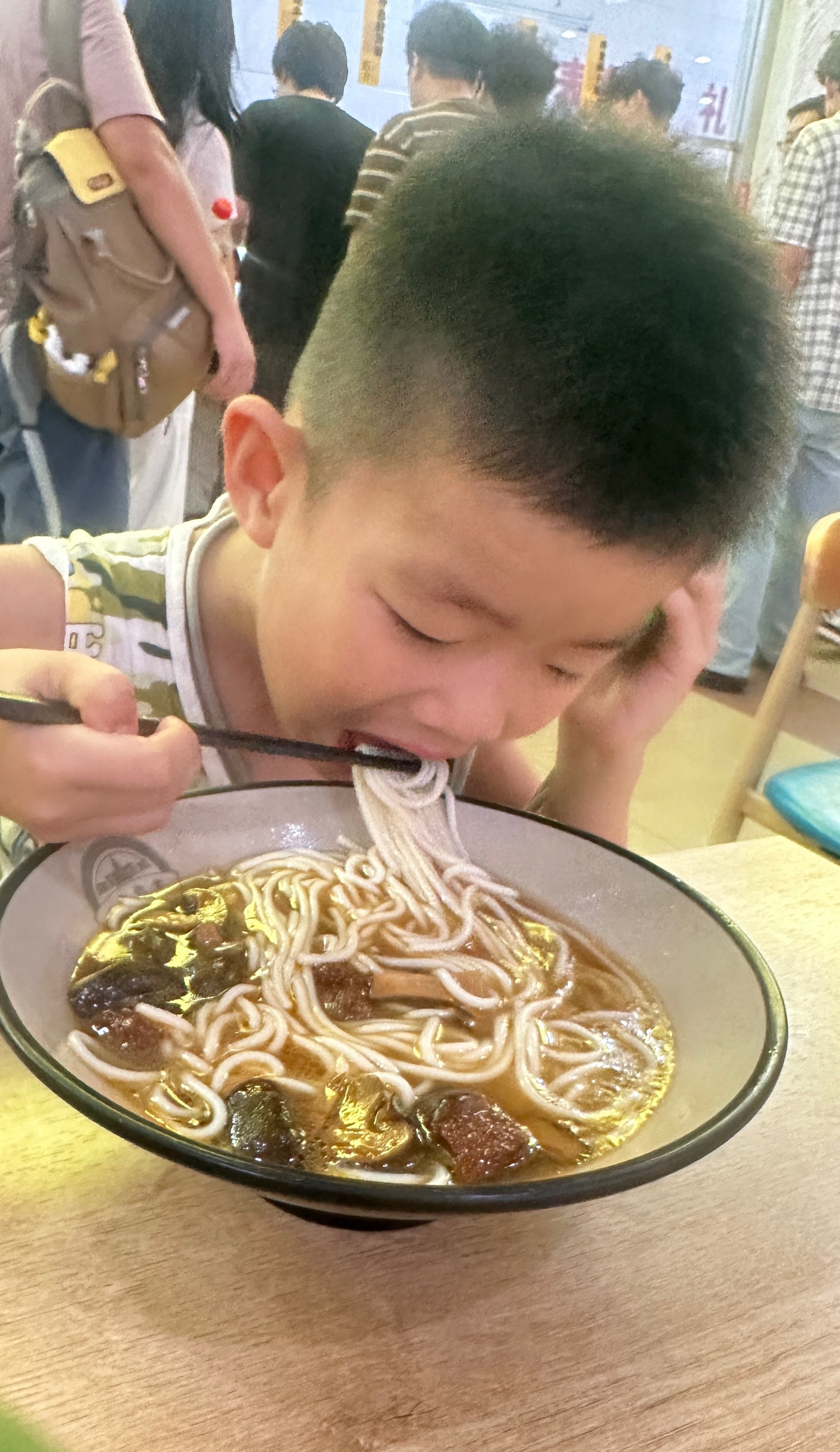我的搭子回家过七夕了，我们来吃晚饭鸡丝凉面，酱香米粉和菜花润润这两天喜欢吃米粉小