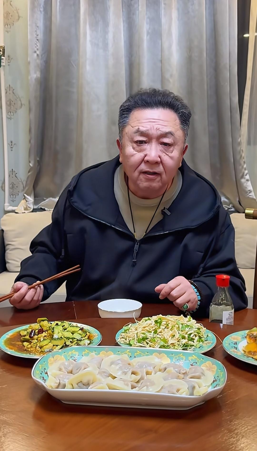 过小年北方都得吃饺子，相声演员于谦在自家厨房一顿忙乎，他煮了一盘饺子，还拌了三个