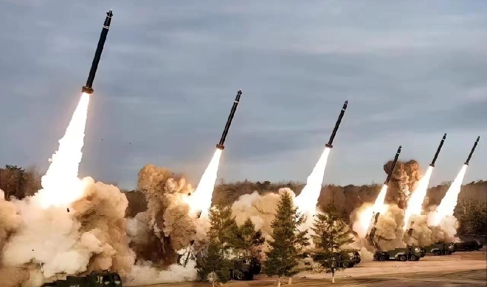 19日凌晨，大批导弹密集射向日本海，高市早苗这下尝到后果了！19日凌晨，大