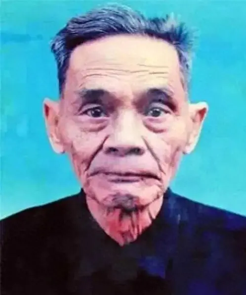 1988年，在台湾蛰伏了42年的我党地下工作者，伪装身份回到大陆。到家后，却看到