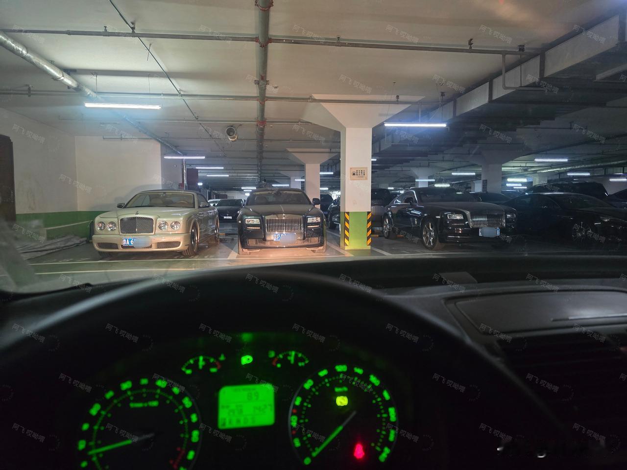 开这种大本特利敞篷车还有烦恼吗？中国唯二的二代蓝牌左舵BentleyAzur