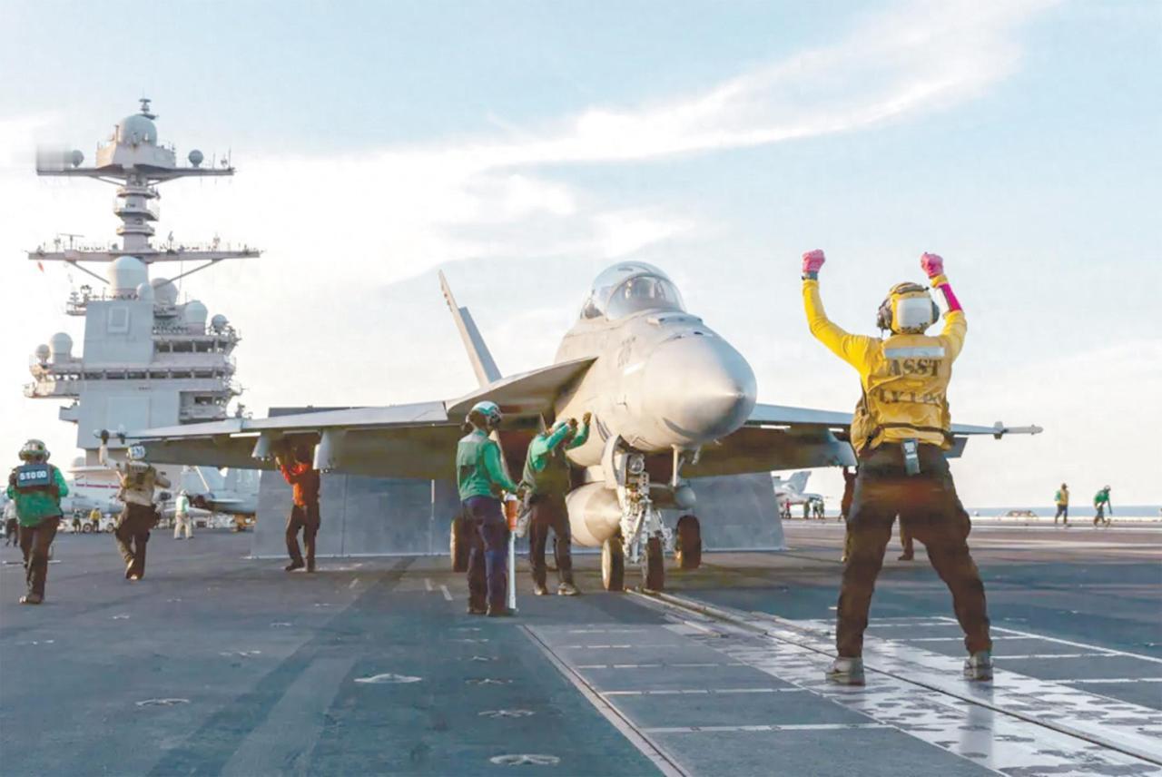 特朗普：没人比我更懂航母。10月28日，特朗普访日期间，在美军“华盛顿”号