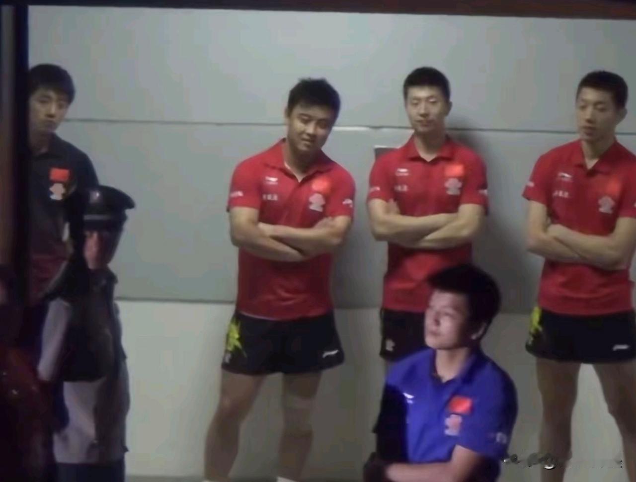 从他俩和其他几位的衣服颜色能看出点什么？宿命感拉满：衣服的颜色代表了他今后要走