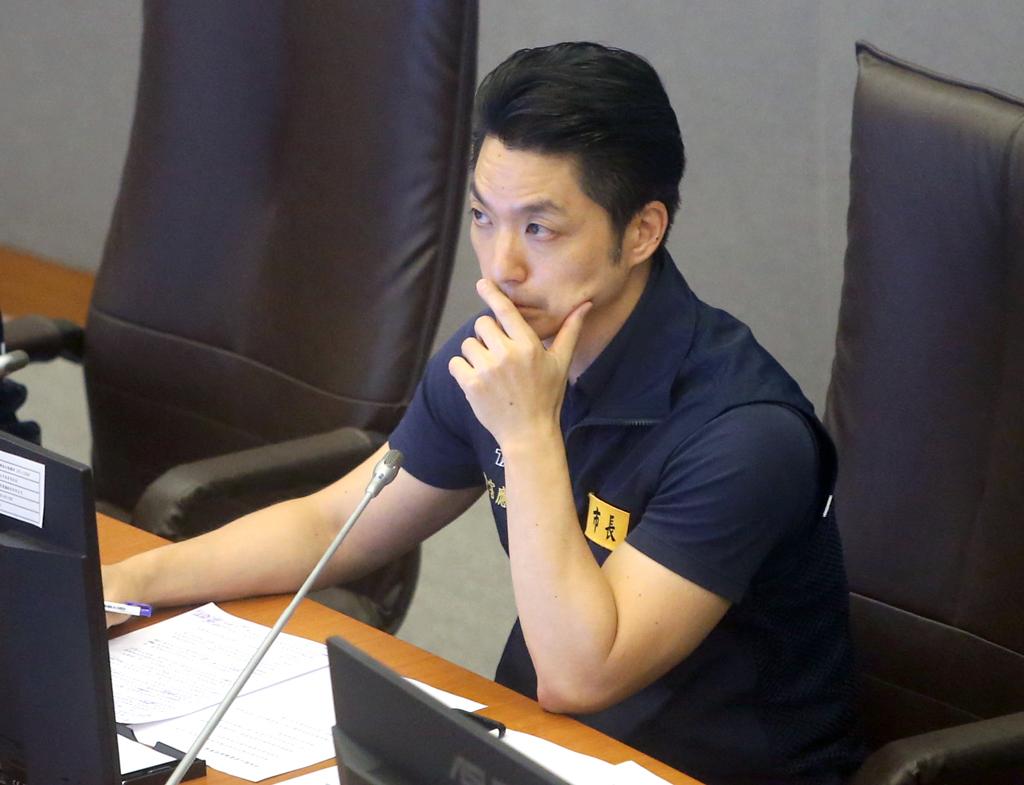邱议莹批蒋万安宣布停班停课，“经济损失算谁的？”台名嘴回击强台风袭击台湾，导致