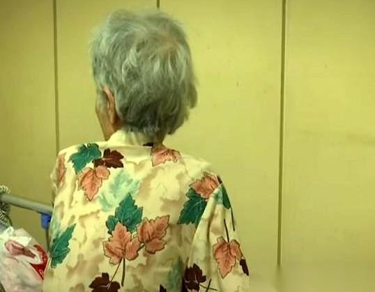 福州88岁的阿婆，掏空一辈子积蓄，127万全款给孙子买了房。房本上，孙子的名字写