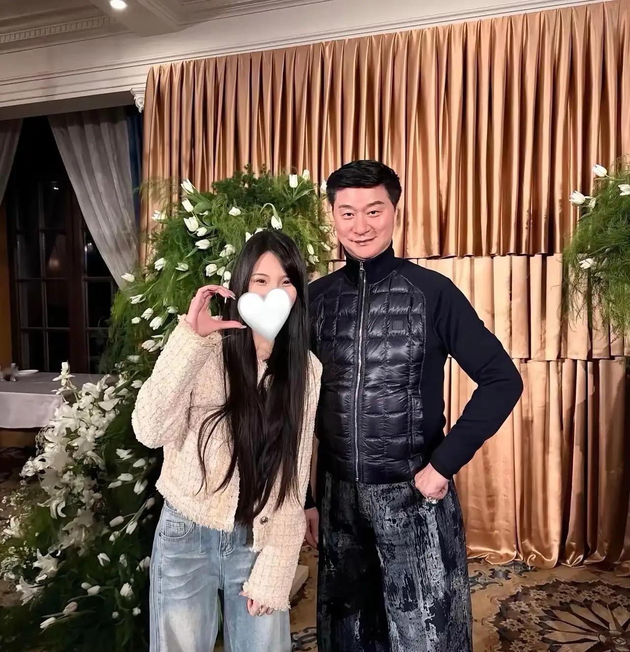 有钱的人确实不一样，既会保养，也有条件保养。范丞丞爸爸75岁的状态，戴超大翡翠戒