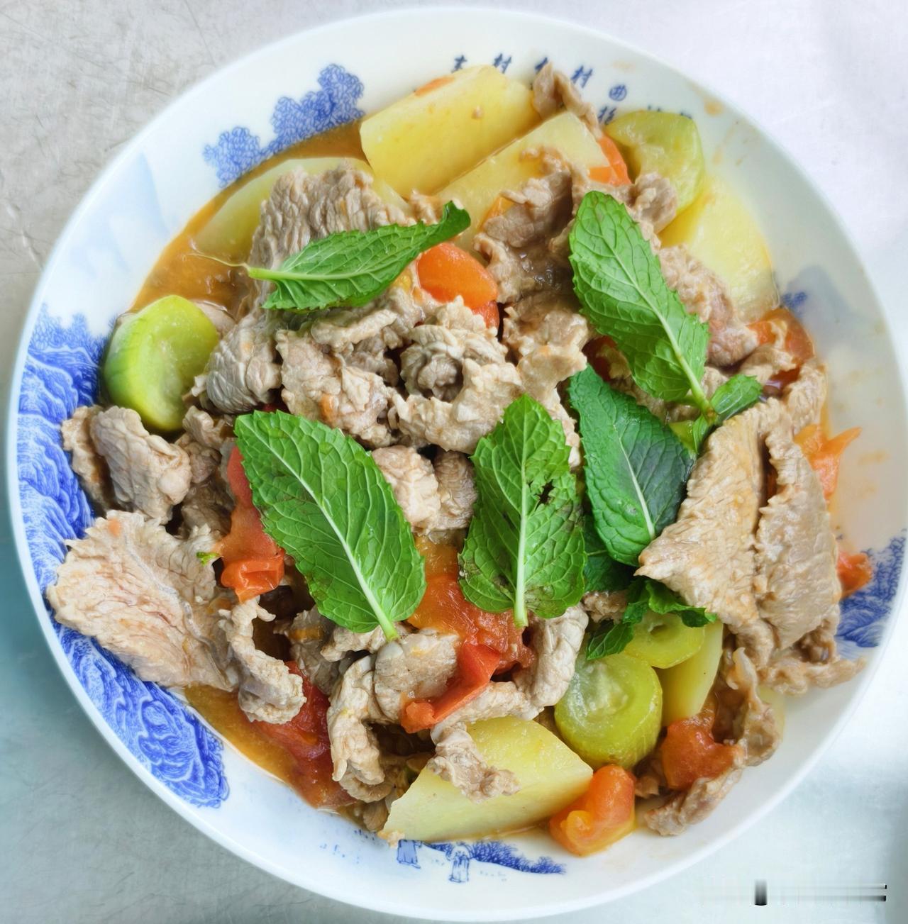 本来想今天炖个牛肉汤，可是老伴昨天买的牛肉不是牛腩，而且老板已经给切成片了。