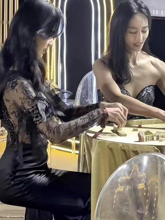 陈都灵打麻将也不忘仪态管理，这腰身好绝