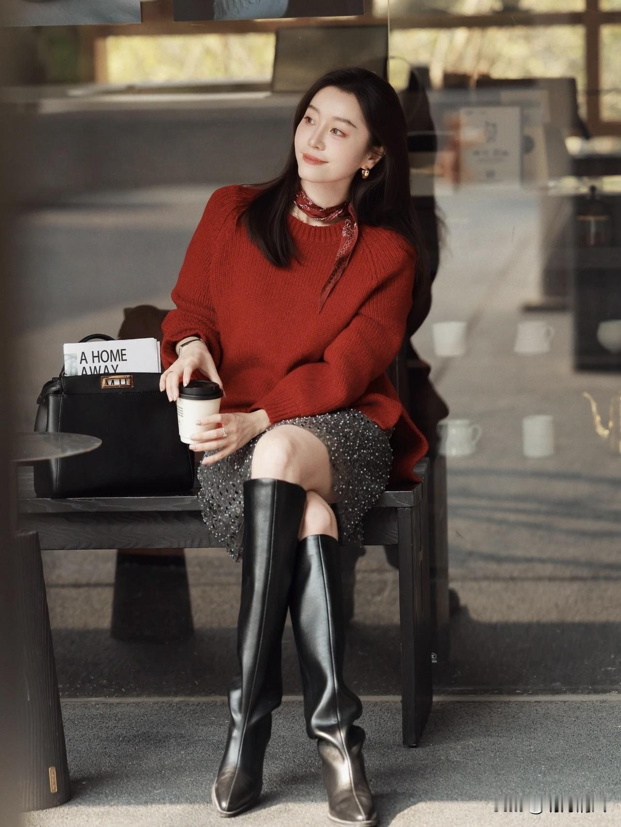 下午三点开会，换了好几件外套都觉得不对。想起衣橱角落那件红毛衣。去年买的，嫌