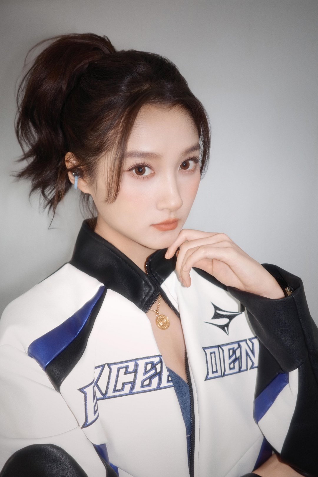 棒球服配皮靴被关晓彤玩明白了只能说关晓彤太适合这种又飒又美的路线了，棒球服配皮