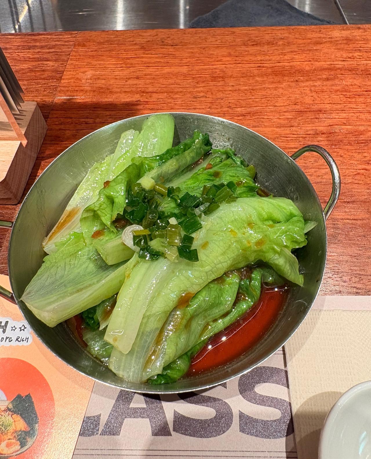 其实，做一个打工人来讲的话，买了社保和医保就够了，不要去买什么杂七杂八的保险。