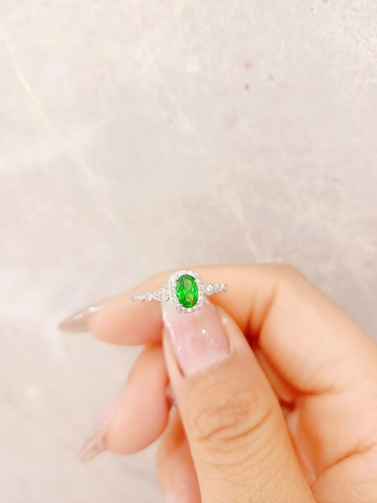 闪耀的绿宝石戒指，优雅与奢华的完美结合！💍✨