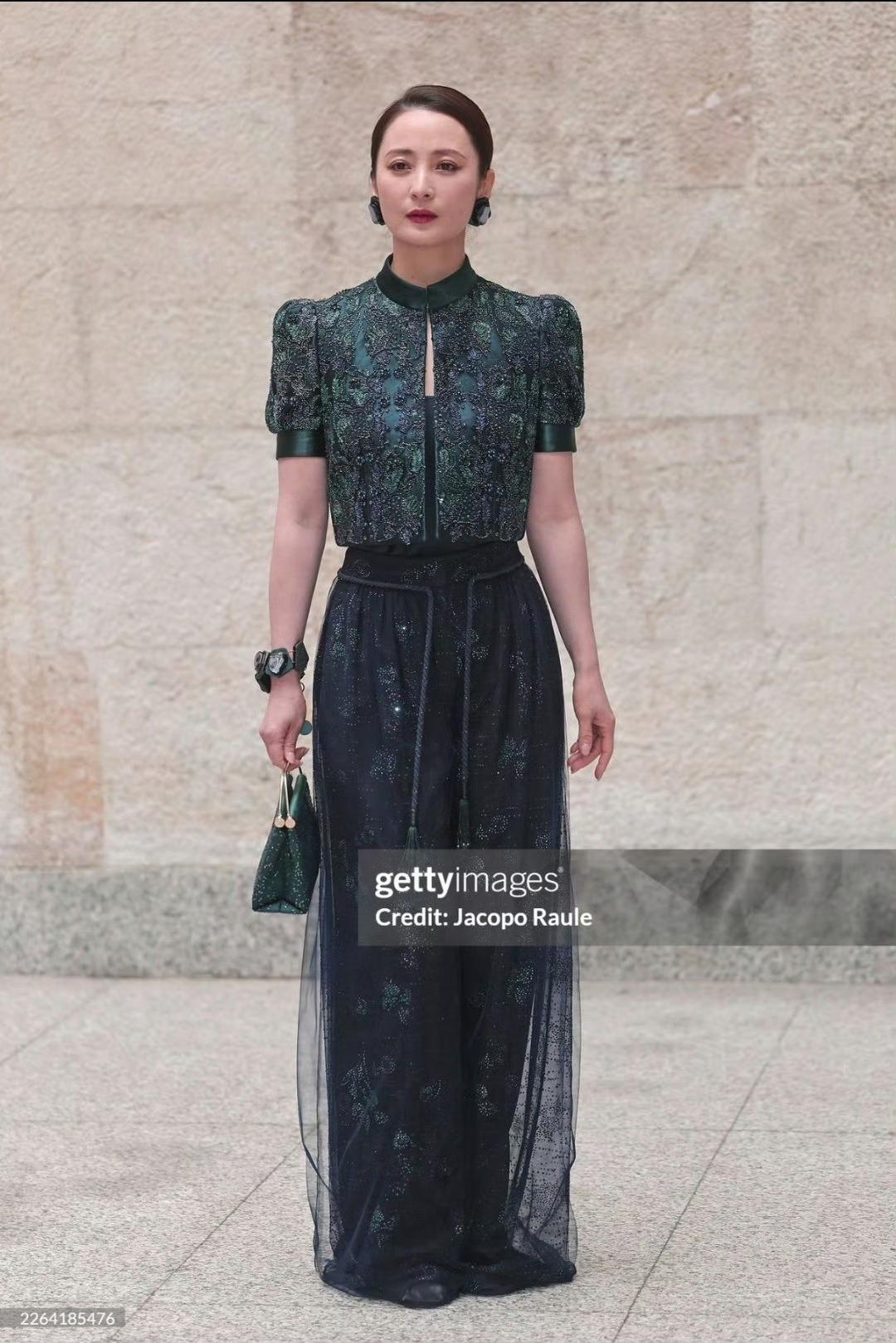 蒋勤勤在米兰时装周又一次杀疯了！G社生图直接怼脸拍，连滤镜都不用，状态好到让人不