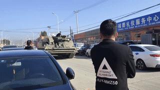 内蒙古包头街头，有网友拍到一辆坦克车从大街上穿行而过？其实这辆车并不是一辆坦克