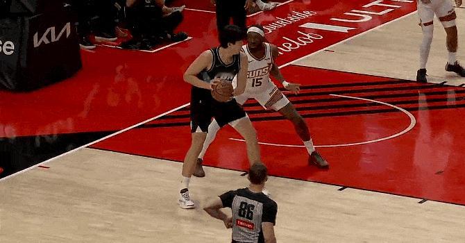 久别重逢！杨瀚森时隔8场重返NBA赛场，半场5分钟献梦幻脚步+暴扣，4分1助1