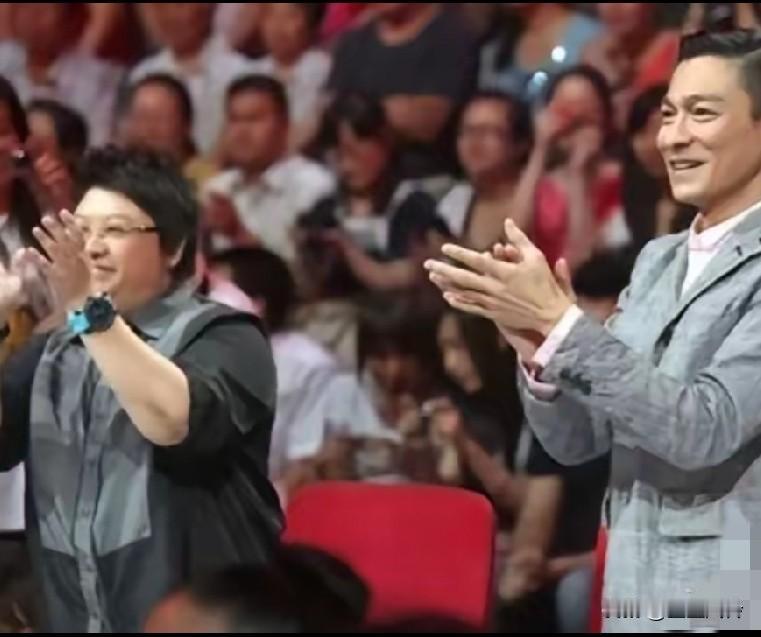 韩红扭头跟刘德华说，“华仔，录完节目咱上哪儿吃？”刘德华愣了半秒，没吭声，笑
